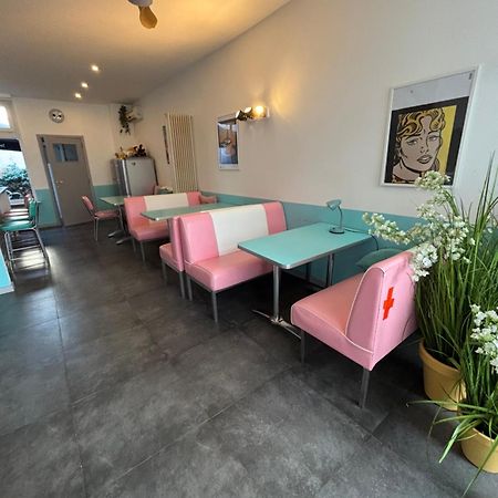 Le Village D'Ezra Anderlecht Bagian luar foto