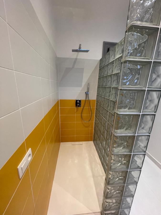 Le Village D'Ezra Anderlecht Bagian luar foto