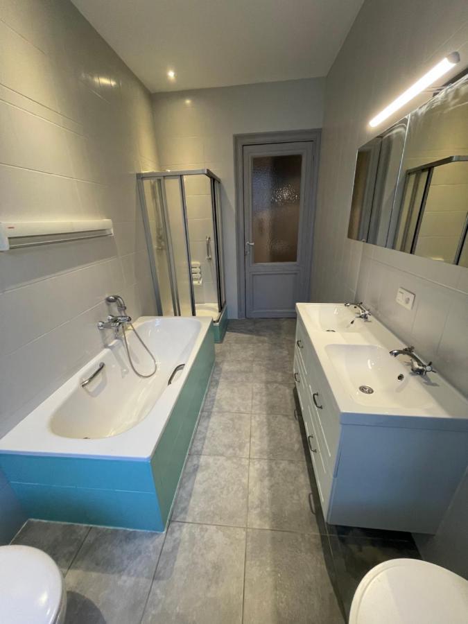 Le Village D'Ezra Anderlecht Bagian luar foto