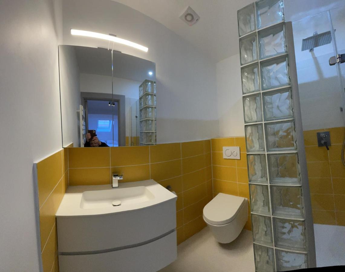 Le Village D'Ezra Anderlecht Bagian luar foto