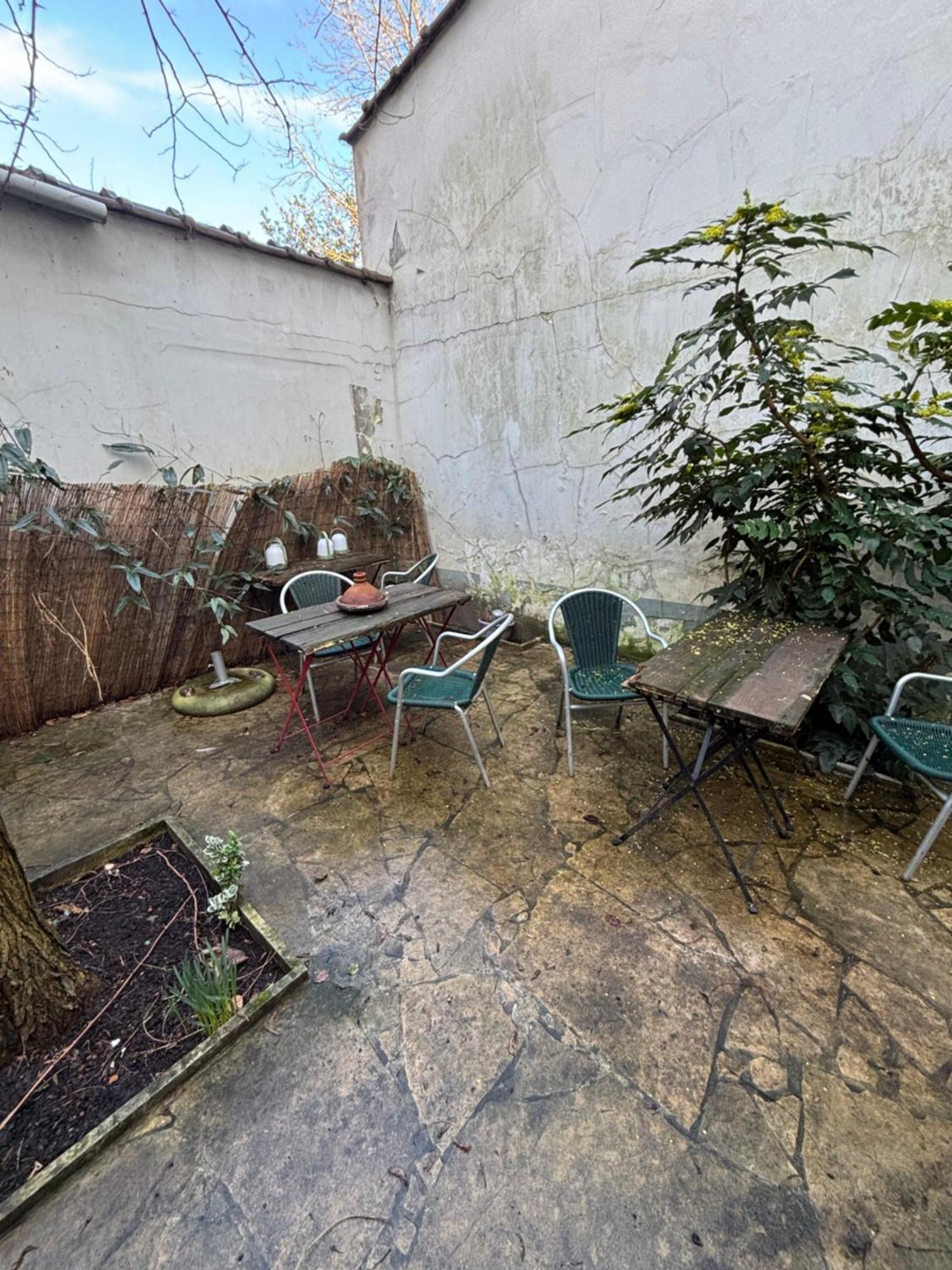 Le Village D'Ezra Anderlecht Bagian luar foto